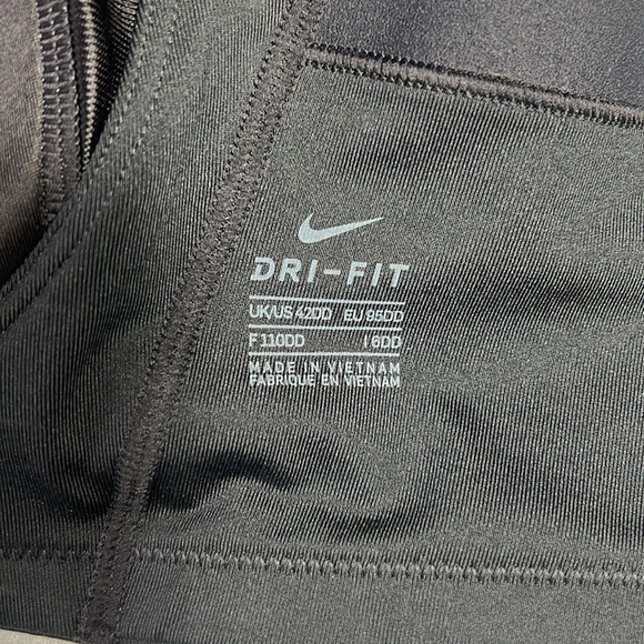 Women’s Nike Plus Size Bold V-Back Sports Bra Black/White Size-42DD (BQ4127-019) - Picture 7 of 9